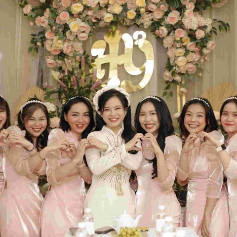 Áo dài bưng quả hồng hoa rơi