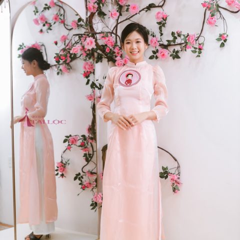 Áo dài bưng quả hồng có hình cô gái