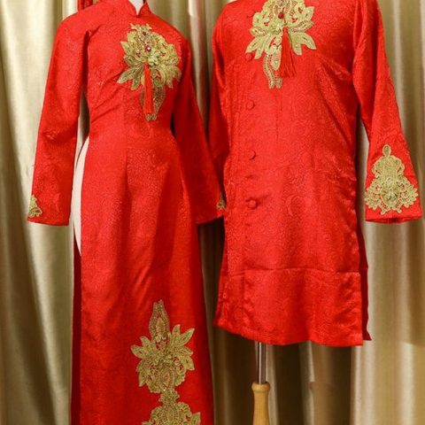 Áo Dài cặp nam nữ đỏ gấm ren ngay ngực (KHG1)