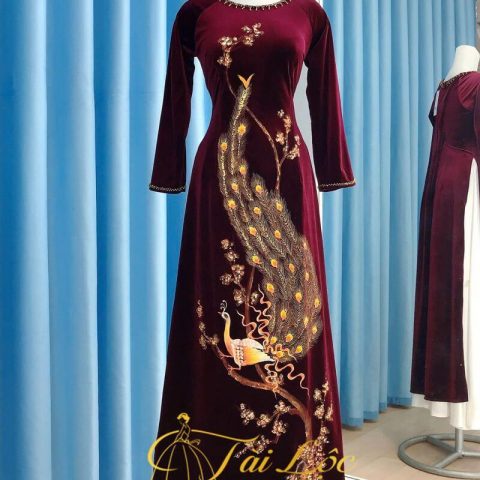 Áo Dài Bà Sui Màu Đỏ Đô Vải Nhung Vẻ Chim Công