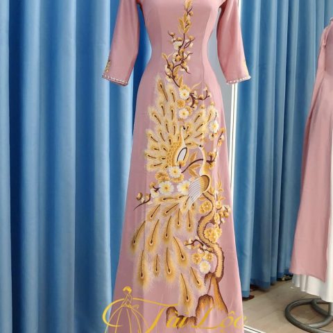 Áo Dài Bà Sui Màu Hồng Ruốc Thêu Chim Công