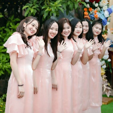 Áo dài bưng quả hồng trơn tay bèo