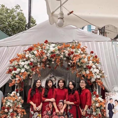 Áo Dài Bưng Quả Màu Đỏ Cô Gái