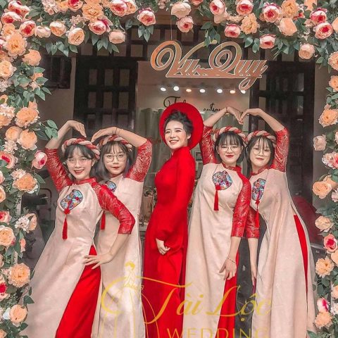 Áo Dài Bưng Quả Màu Kem Vải Gấm Tay Đỏ