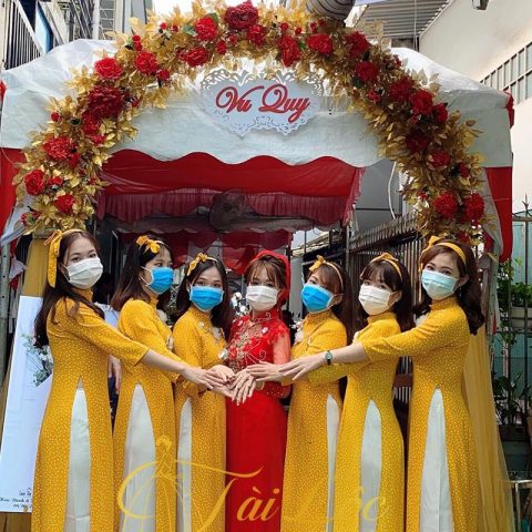 Áo Dài Bưng Quả Màu Vàng Chấm Bi