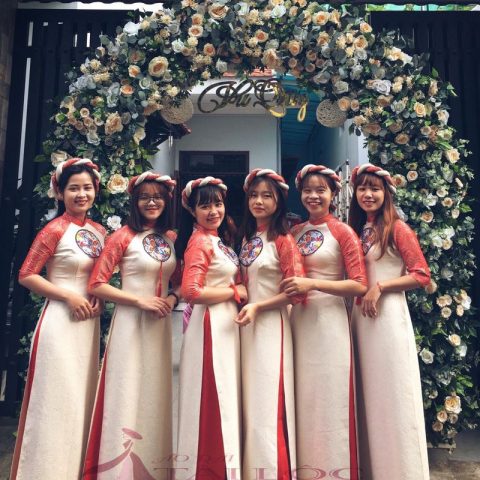 Áo Dài Bưng Quả Màu Kem Tay Đỏ