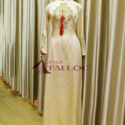 Áo dài bưng quả vàng lợt đồng tiền ren ngay ngực