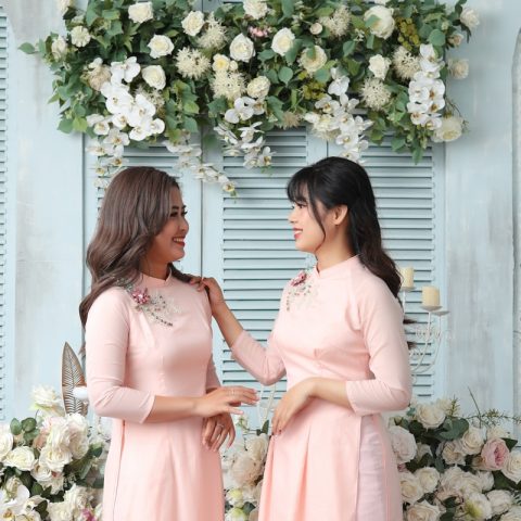 Áo dài bưng quả hồng 1 hoa tím