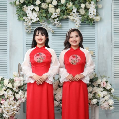 Áo dài bưng quả đỏ tay trắng tà dài