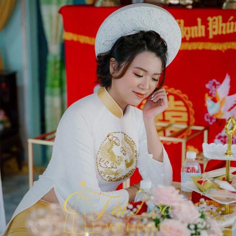 Áo Dài Cưới Cô Dâu Màu Trắng Vải Gấm Kết Cườm Vàng Đồng