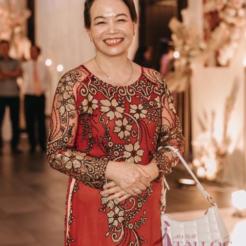 Áo dài cho mẹ vải ren màu đỏ